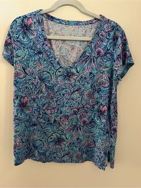 Lilly Pulitzer Floral V‑Neck Short Sleeve Tee in Blue and Pink